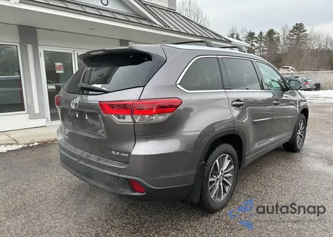 2018 Toyota Highlander Xle z USA, uszkodzony, nr VIN 5TDJZRFH3JS556605